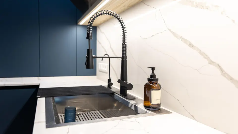 Grifería de cocina elegante con muelle flexible