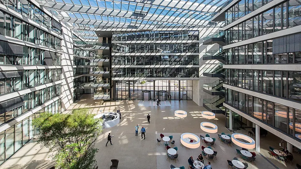 Fachada enorme de un centro de oficinas